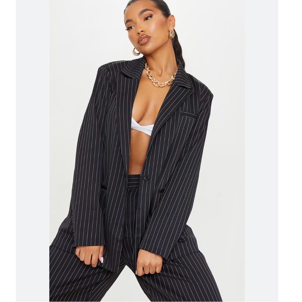 PrettyLittleThing Black Pinstripe Oversized Dad
Blazer size 4